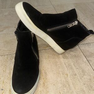 Steve Madden black short suede booties